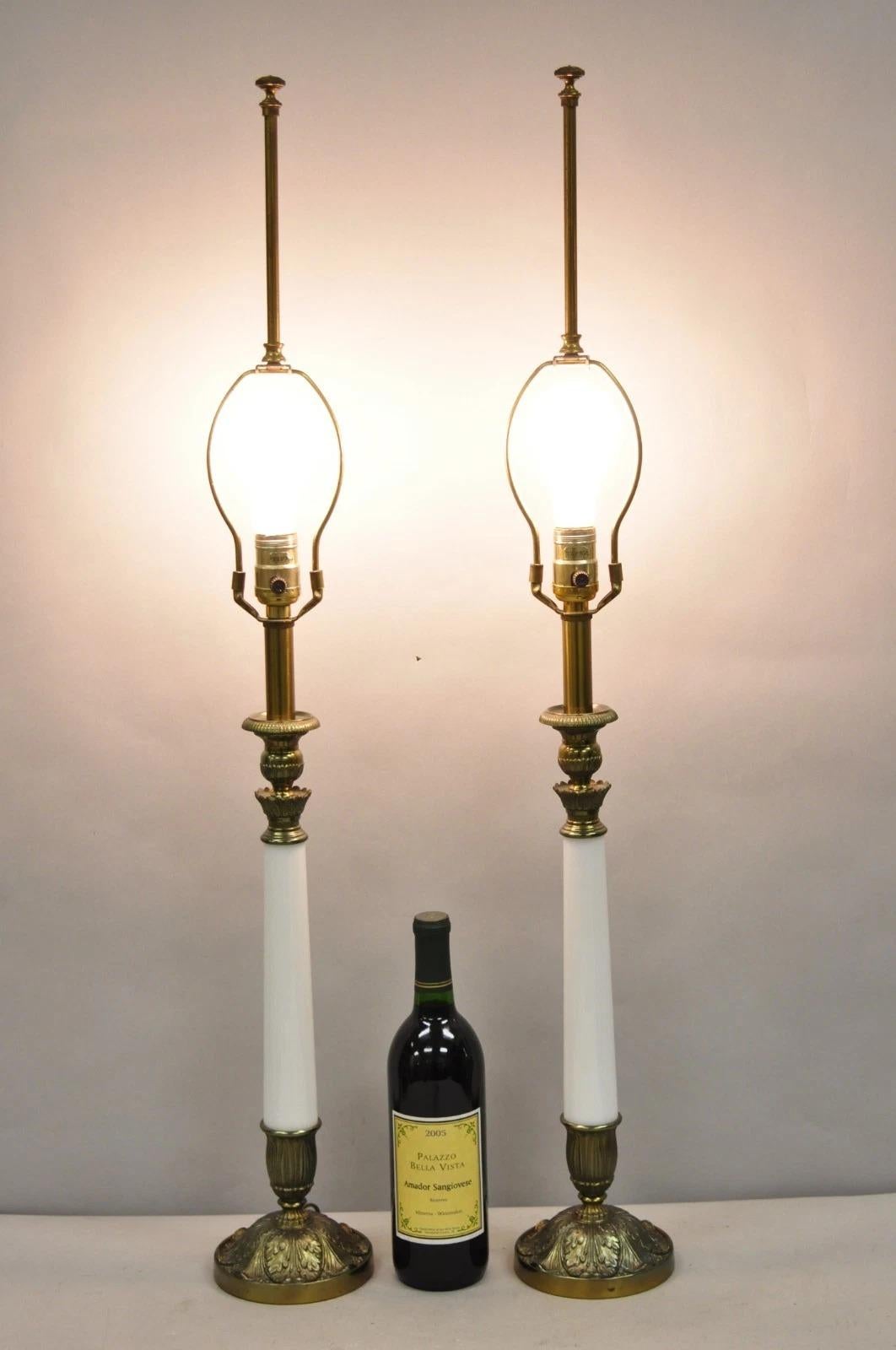 Vintage Italian Lamp scolpiti in alabastro a colonna - una coppia. Circa metà del XX secolo. Misure: 35