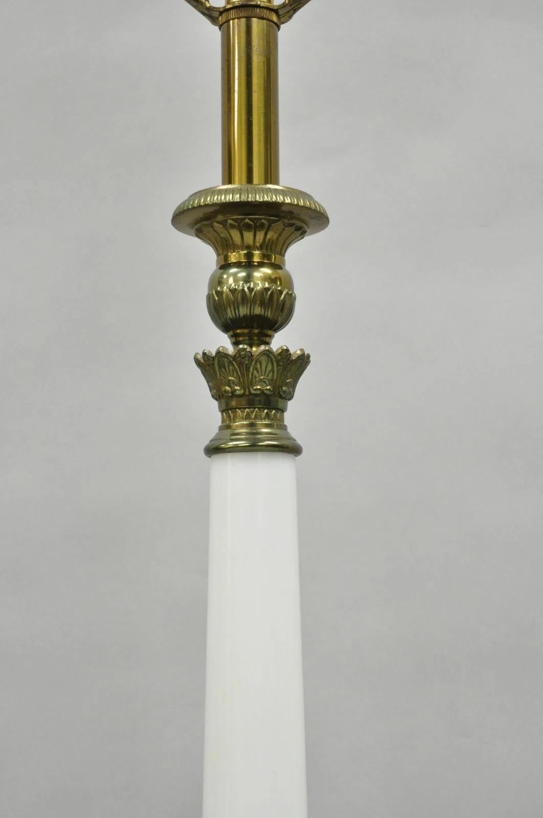 Neoclassico Vintage Italian Lamps a colonna in alabastro intagliato - una coppia in vendita