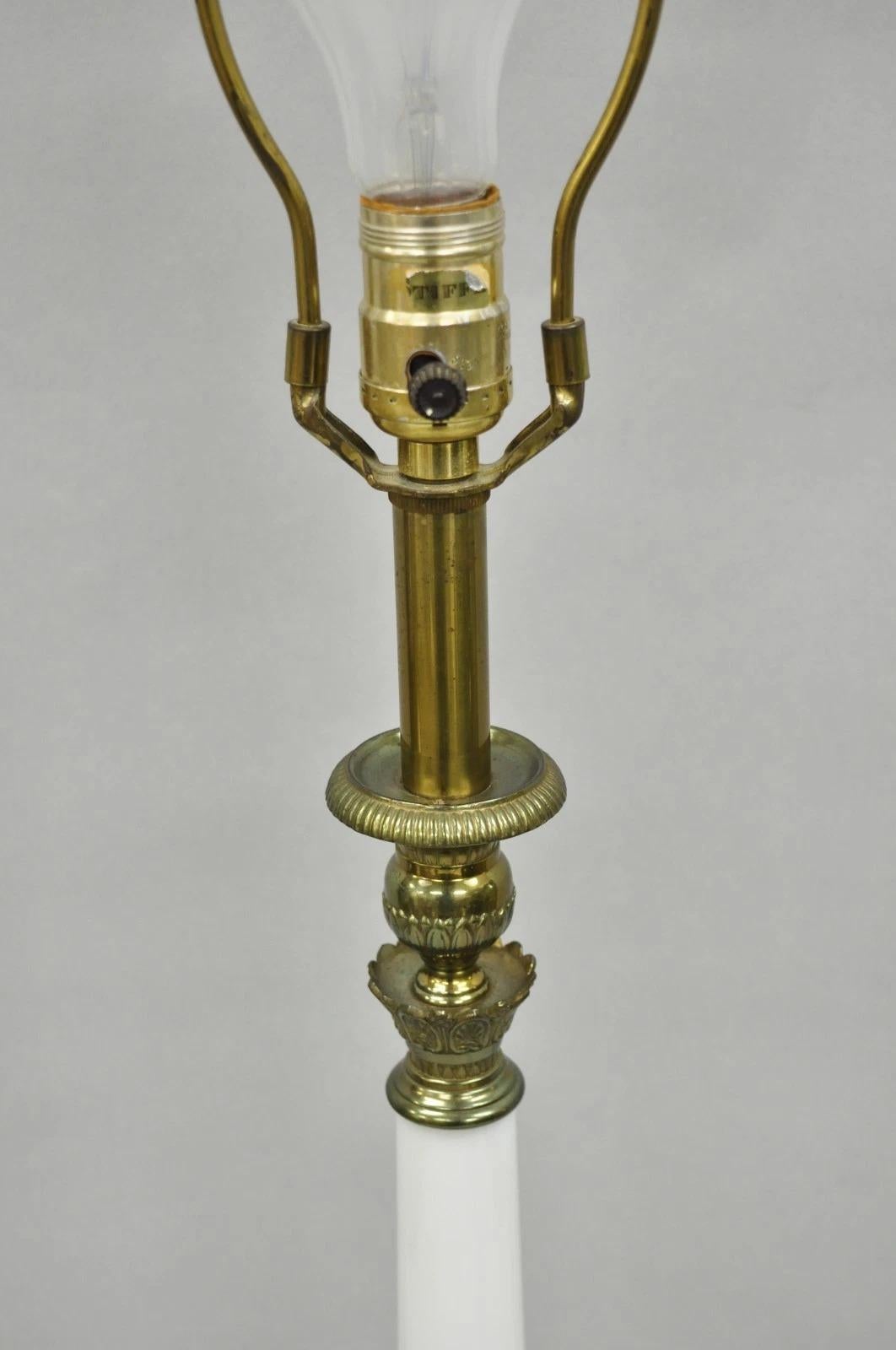 Sconosciuto Vintage Italian Lamps a colonna in alabastro intagliato - una coppia in vendita