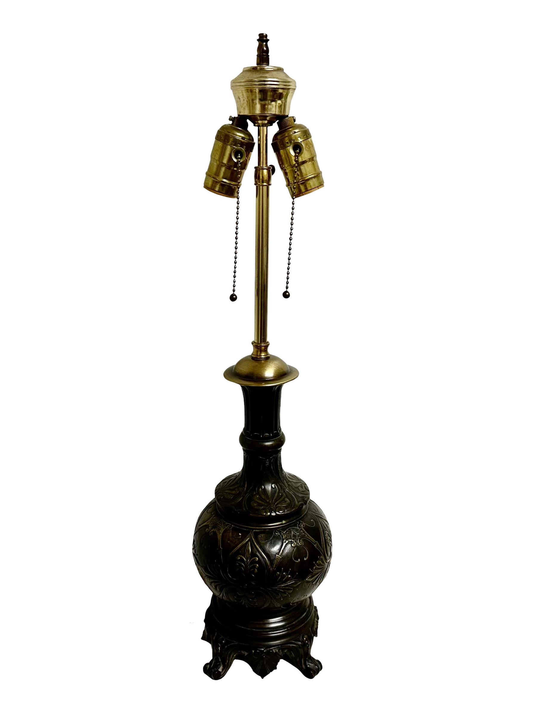 Eine wunderbare französische Empire-Lampe aus Bronze mit dunkler Patina. Die Lampe hat ein wunderschönes Empire-Design auf der ganzen Linie. Neuer Stecker und neues Kabel.