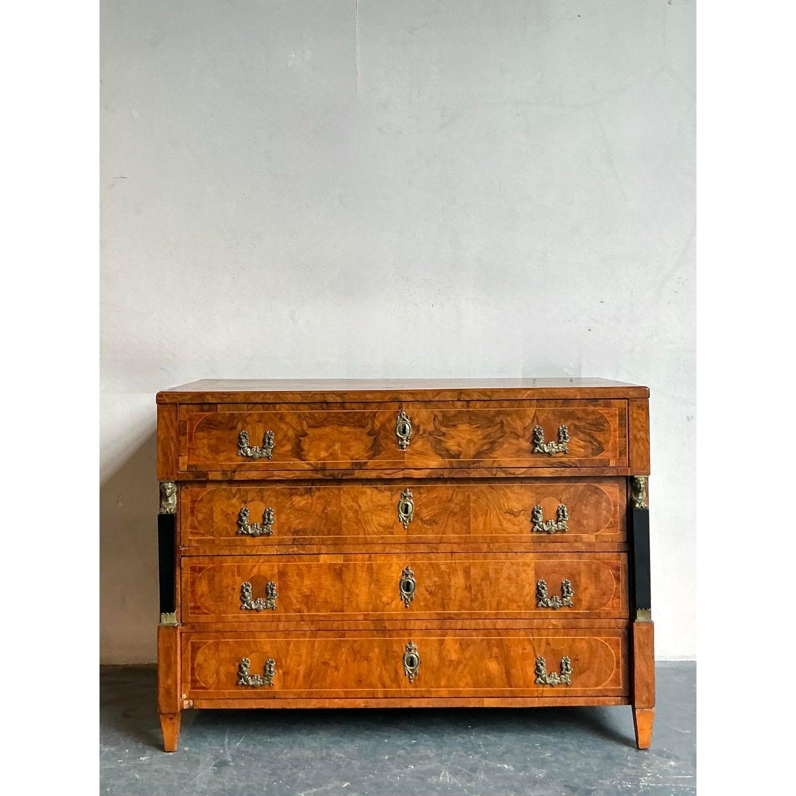 Questa magnifica cassapanca d'epoca in legno di radica intarsiato dell'Impero francese è una vera e propria incarnazione della grandezza classica e dell'eccezionale maestria artigianale. Il pezzo presenta splendide impiallacciature in radica con