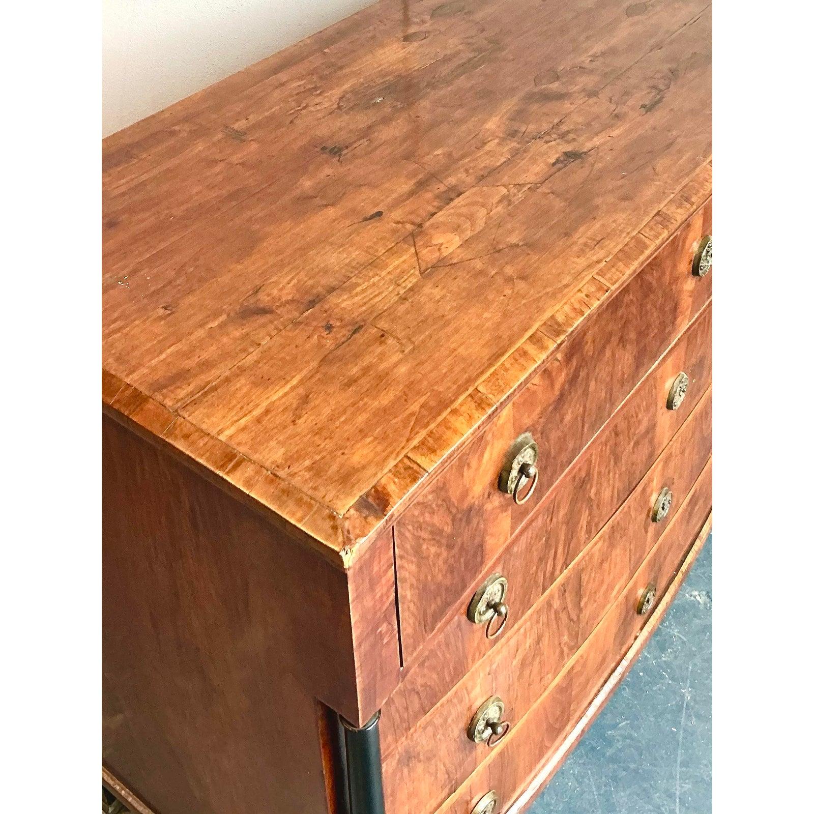 Grazie alla sua squisita fattura e al suo design senza tempo, questo comodino vintage in stile Impero francese è un'aggiunta magnifica a qualsiasi interno sofisticato. Costruito con una splendida radica, le sue venature ricche e vorticose creano una