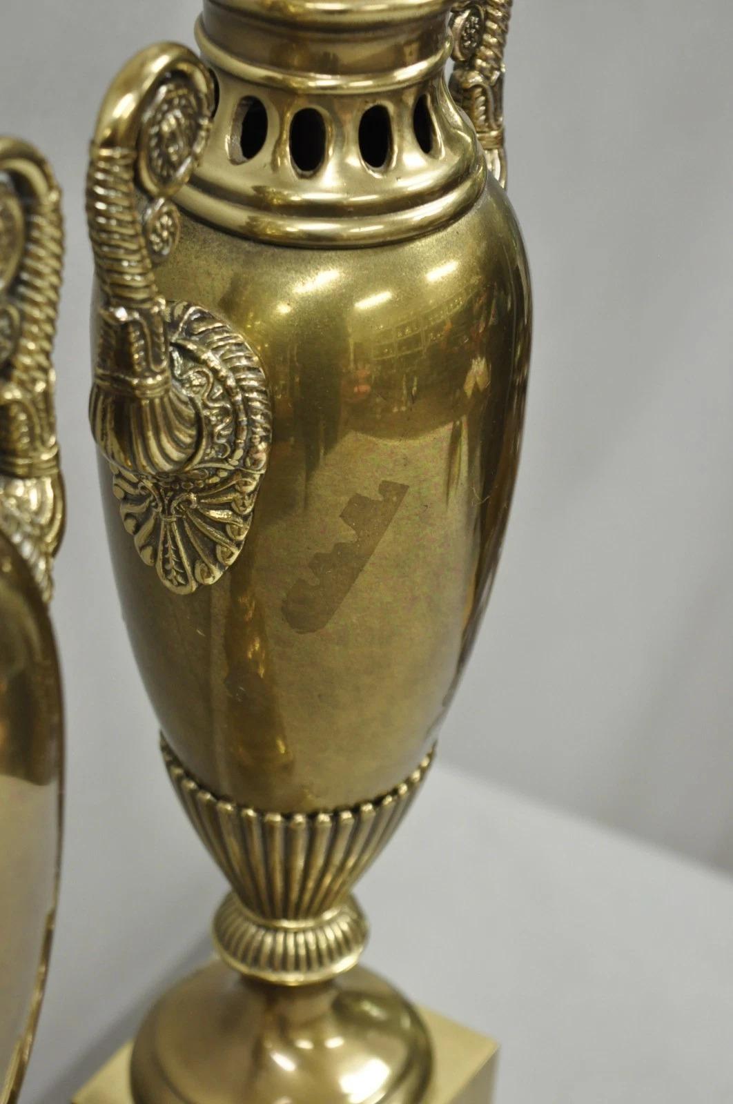 Lámparas de sobremesa neoclásicas de latón con forma de urna, estilo Imperio francés vintage, de Tyndale - Pareja en venta 4