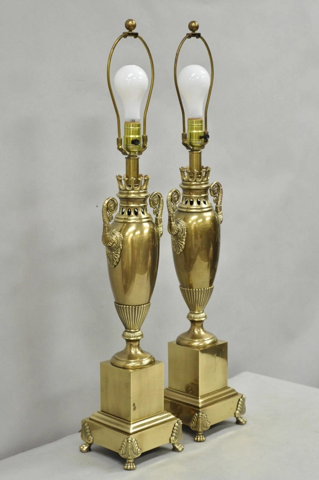 Lámparas de sobremesa neoclásicas de latón con forma de urna, estilo Imperio francés vintage, de Tyndale - Pareja en venta 6
