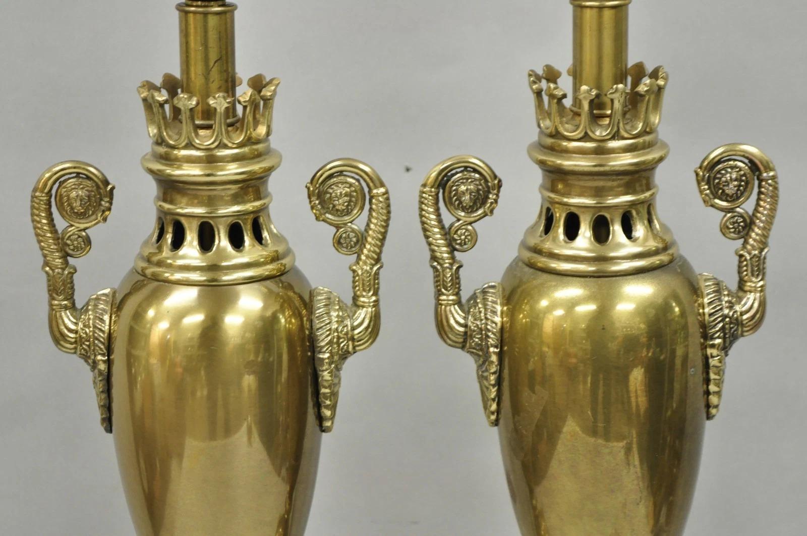 Lámparas de sobremesa neoclásicas de latón con forma de urna, estilo Imperio francés vintage, de Tyndale - Pareja Neoclásico en venta