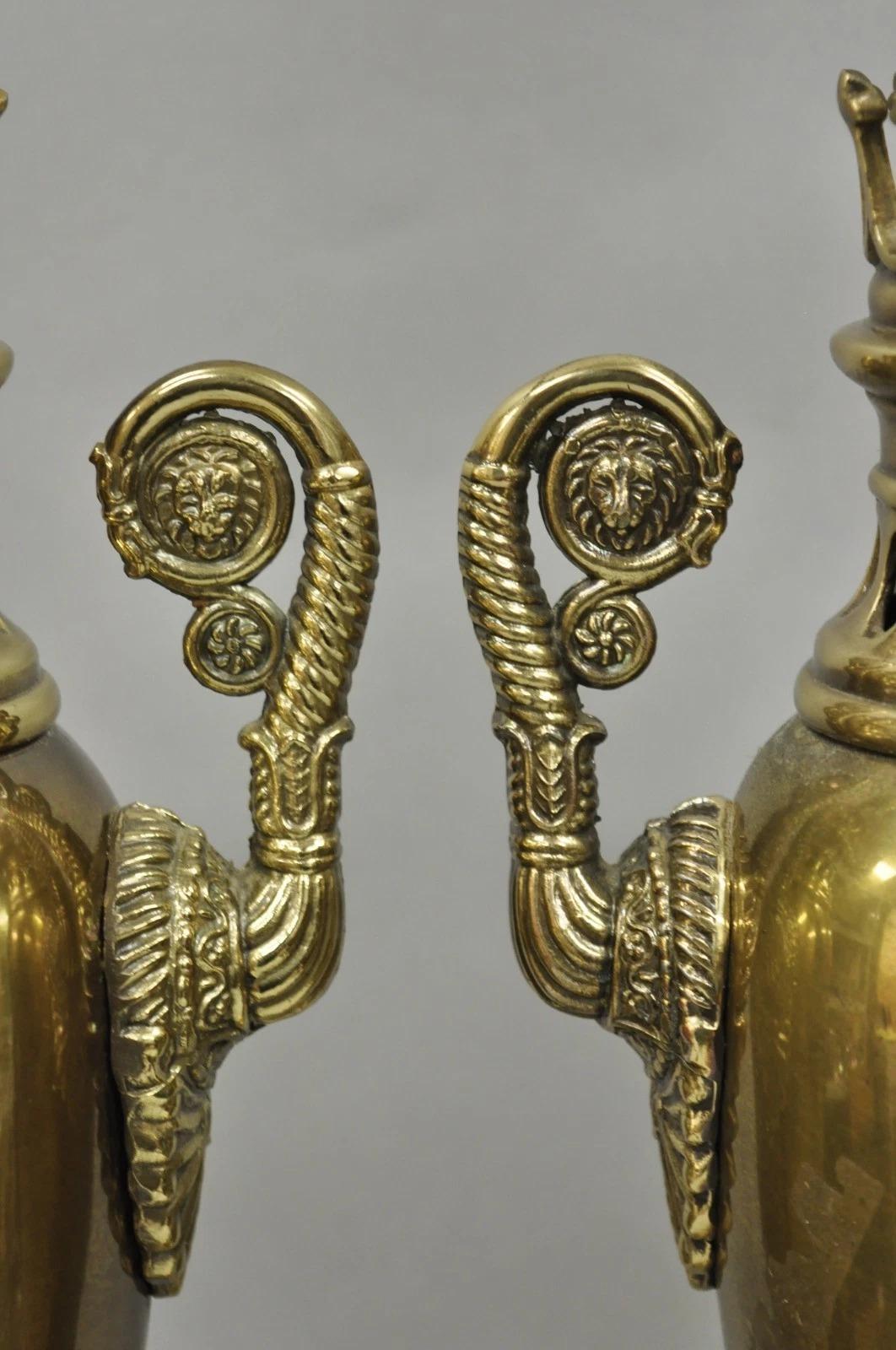 Lámparas de sobremesa neoclásicas de latón con forma de urna, estilo Imperio francés vintage, de Tyndale - Pareja en Bueno estado para la venta en Philadelphia, PA