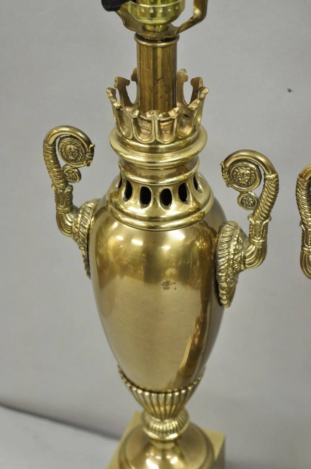 Lámparas de sobremesa neoclásicas de latón con forma de urna, estilo Imperio francés vintage, de Tyndale - Pareja siglo XX en venta