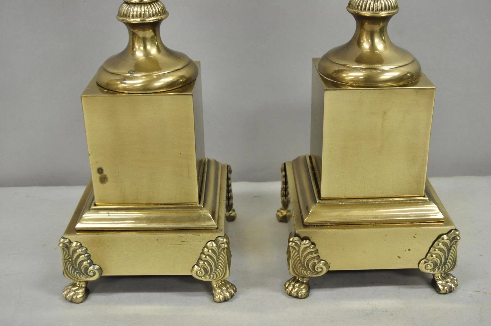 Lámparas de sobremesa neoclásicas de latón con forma de urna, estilo Imperio francés vintage, de Tyndale - Pareja Latón en venta