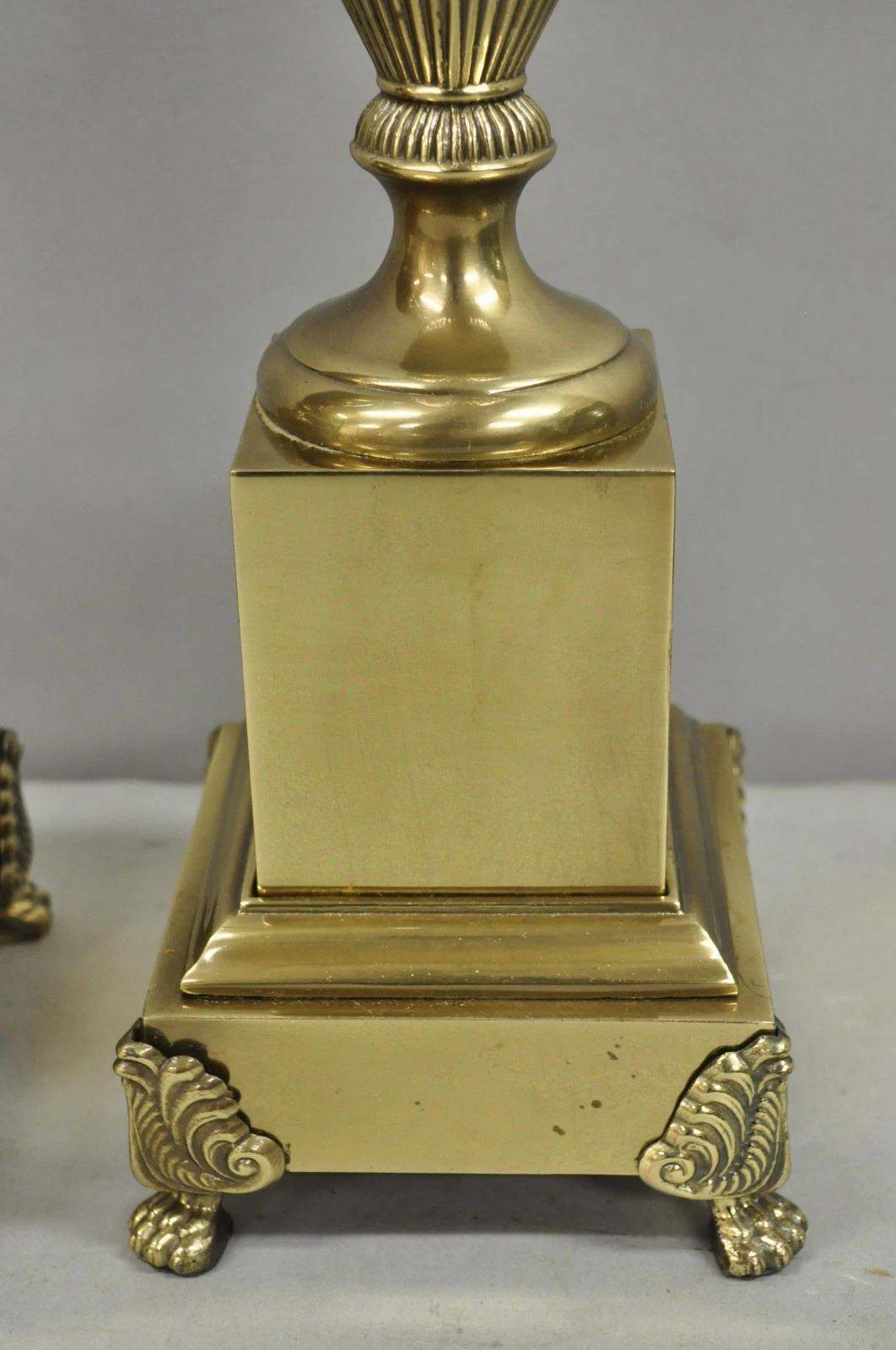 Lámparas de sobremesa neoclásicas de latón con forma de urna, estilo Imperio francés vintage, de Tyndale - Pareja en venta 1