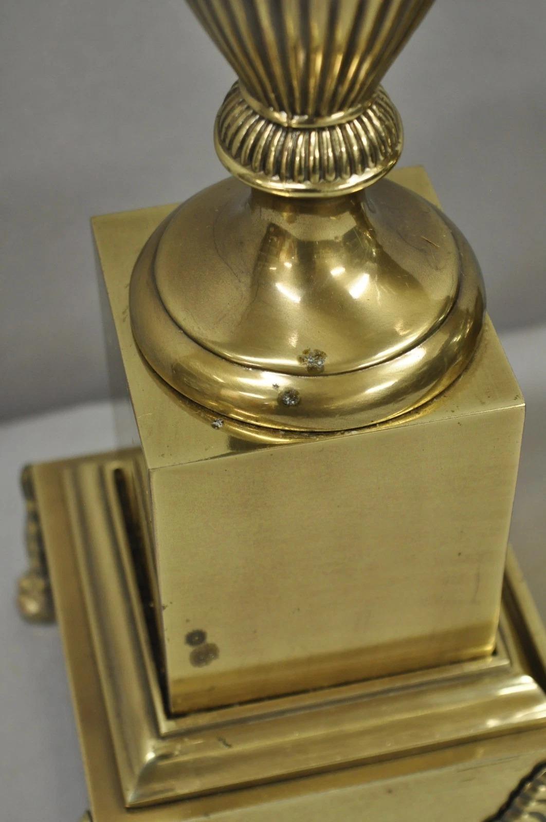 Lámparas de sobremesa neoclásicas de latón con forma de urna, estilo Imperio francés vintage, de Tyndale - Pareja en venta 2