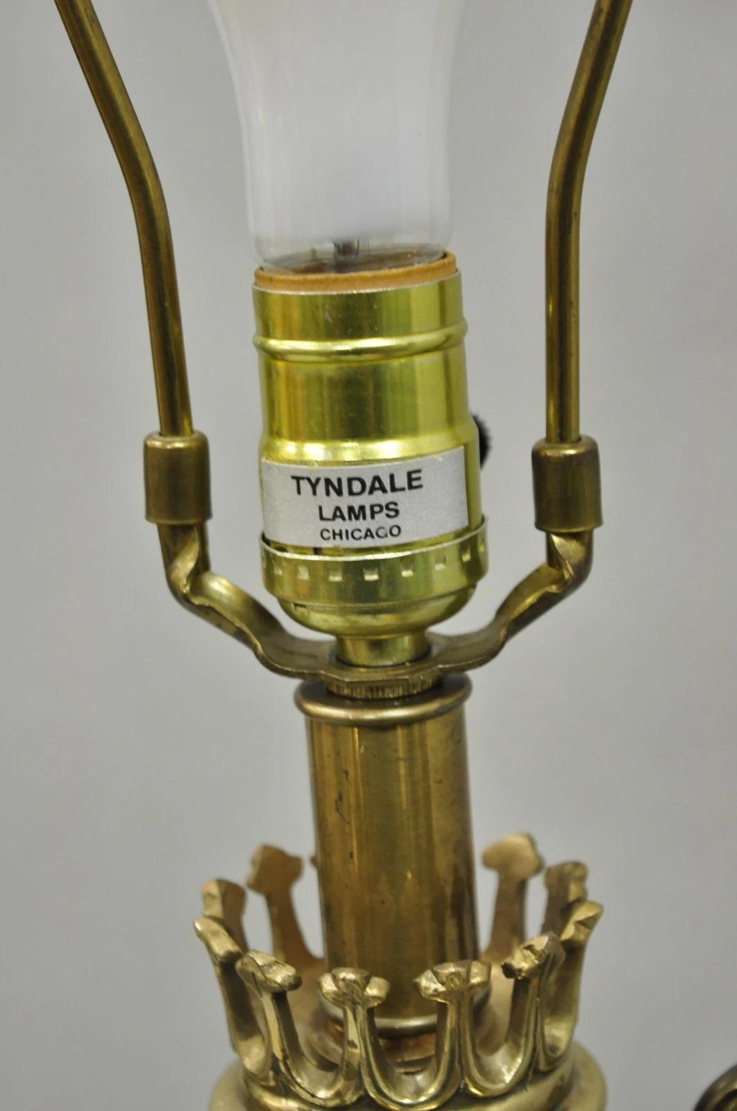 Lámparas de sobremesa neoclásicas de latón con forma de urna, estilo Imperio francés vintage, de Tyndale - Pareja en venta 3