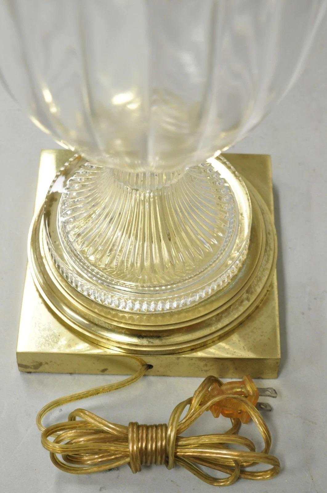 Lámpara de sobremesa de latón con urna de cristal facetado de estilo Imperio francés vintage en venta 3