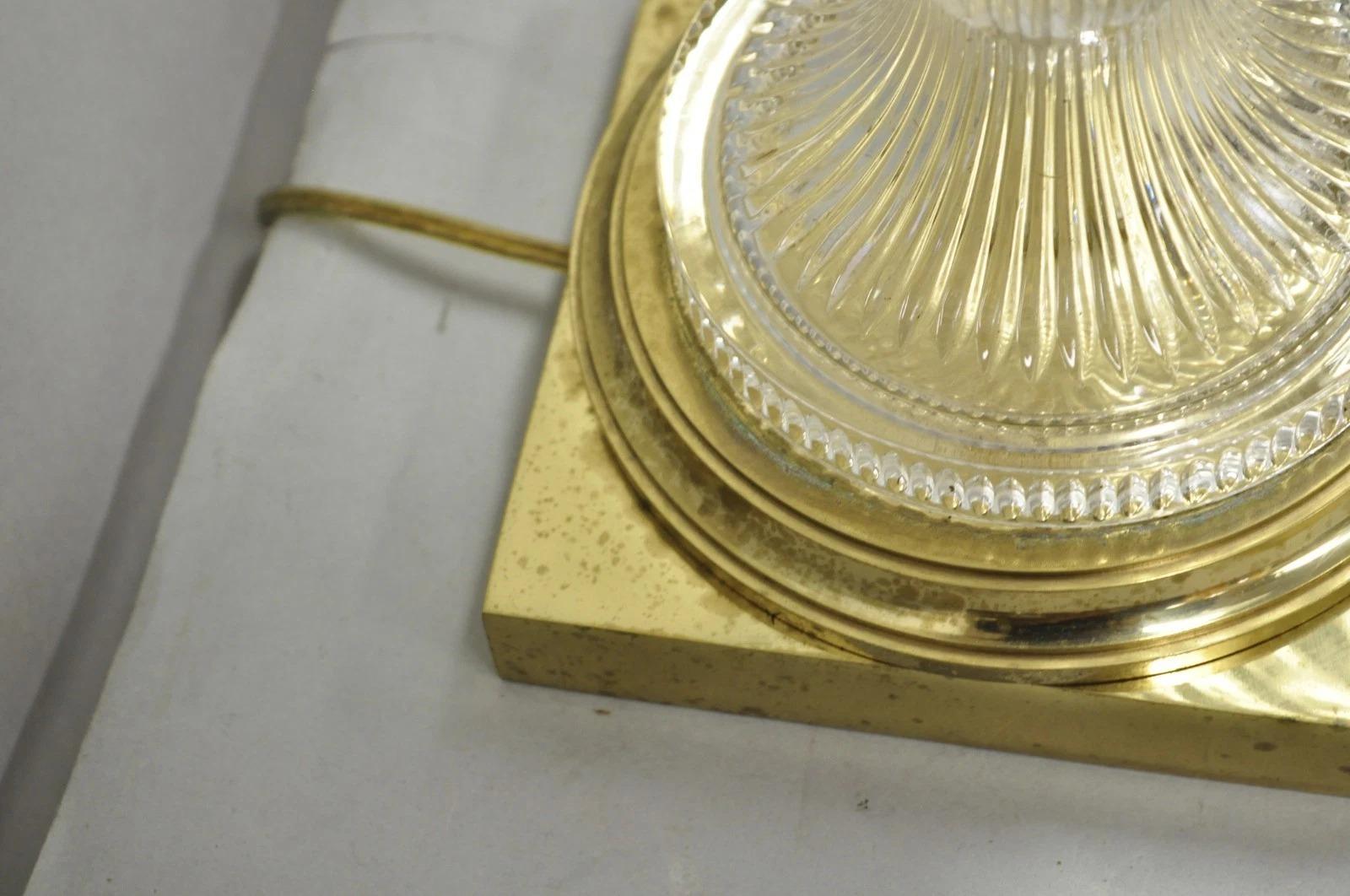 Lámpara de sobremesa de latón con urna de cristal facetado de estilo Imperio francés vintage en venta 4