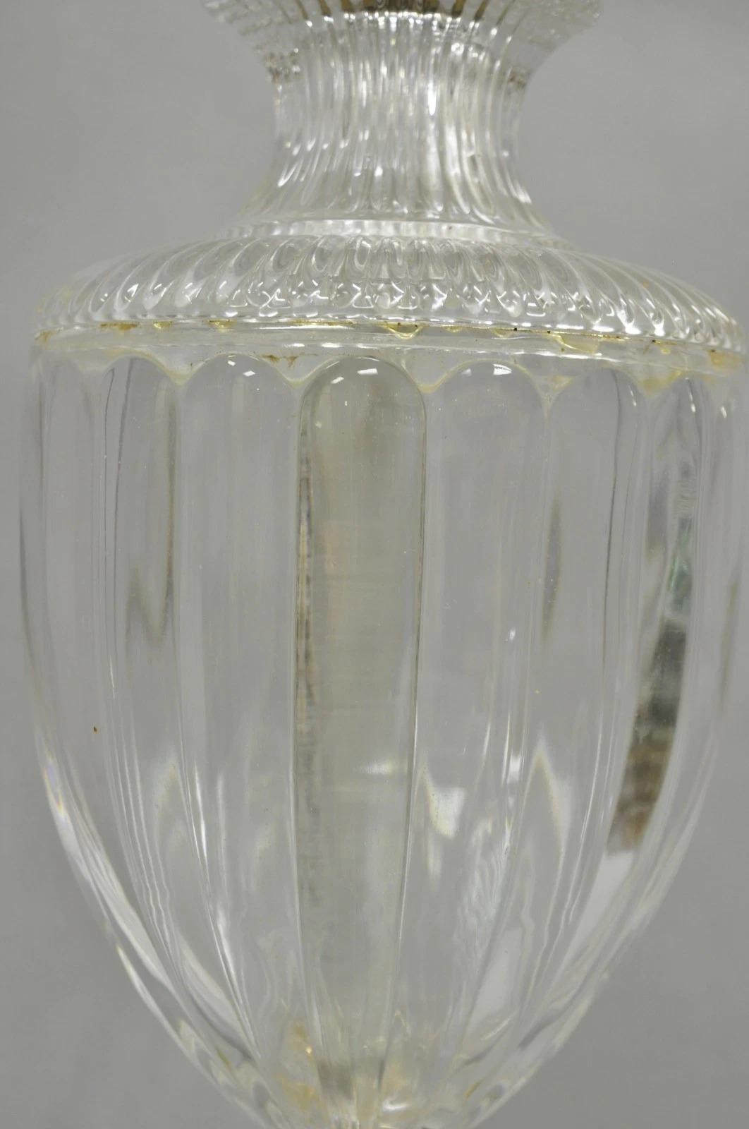 Lámpara de sobremesa de latón con urna de cristal facetado de estilo Imperio francés vintage en venta 5