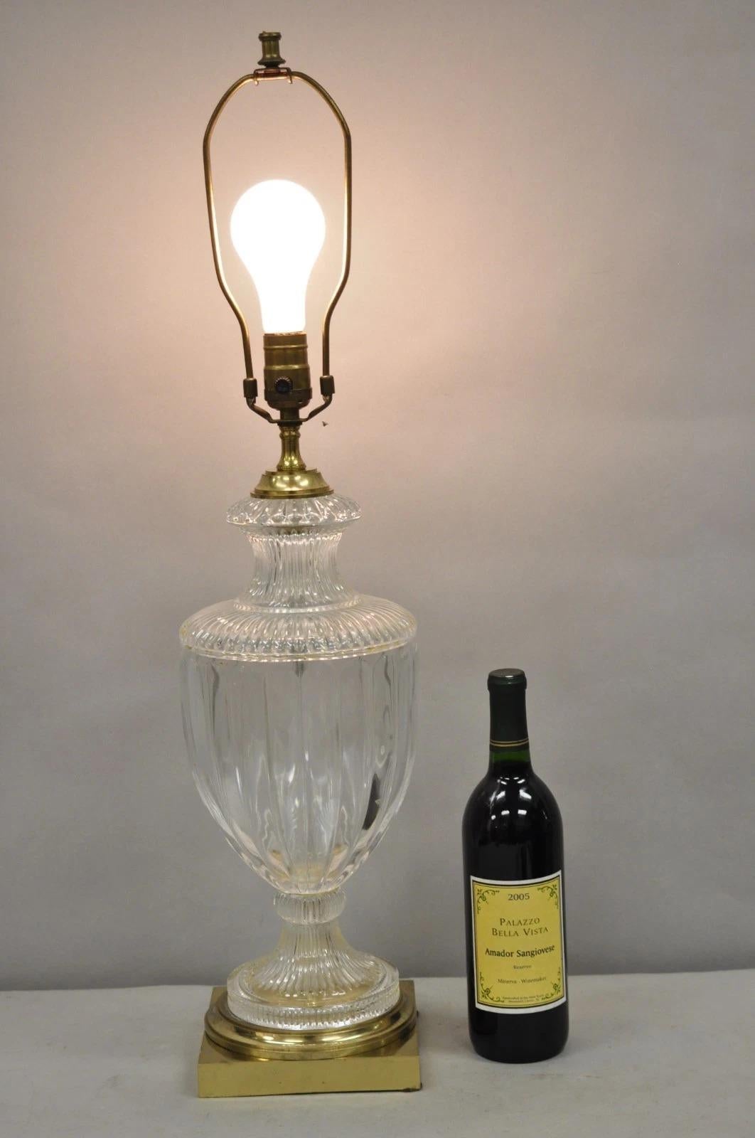 Lámpara de sobremesa de latón con forma de urna de cristal emplomado facetado de estilo neoclásico imperio francés vintage. Mediados del siglo XX. Medidas: 30