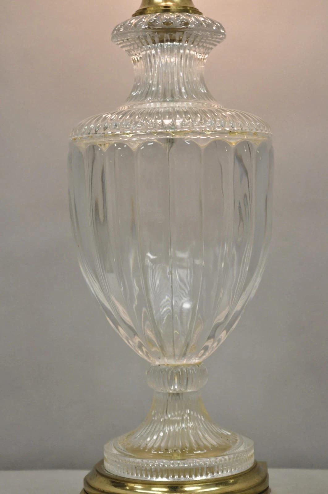 Lámpara de sobremesa de latón con urna de cristal facetado de estilo Imperio francés vintage Neoclásico en venta
