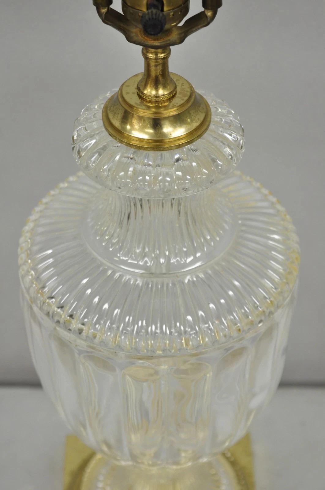Lámpara de sobremesa de latón con urna de cristal facetado de estilo Imperio francés vintage Desconocido en venta