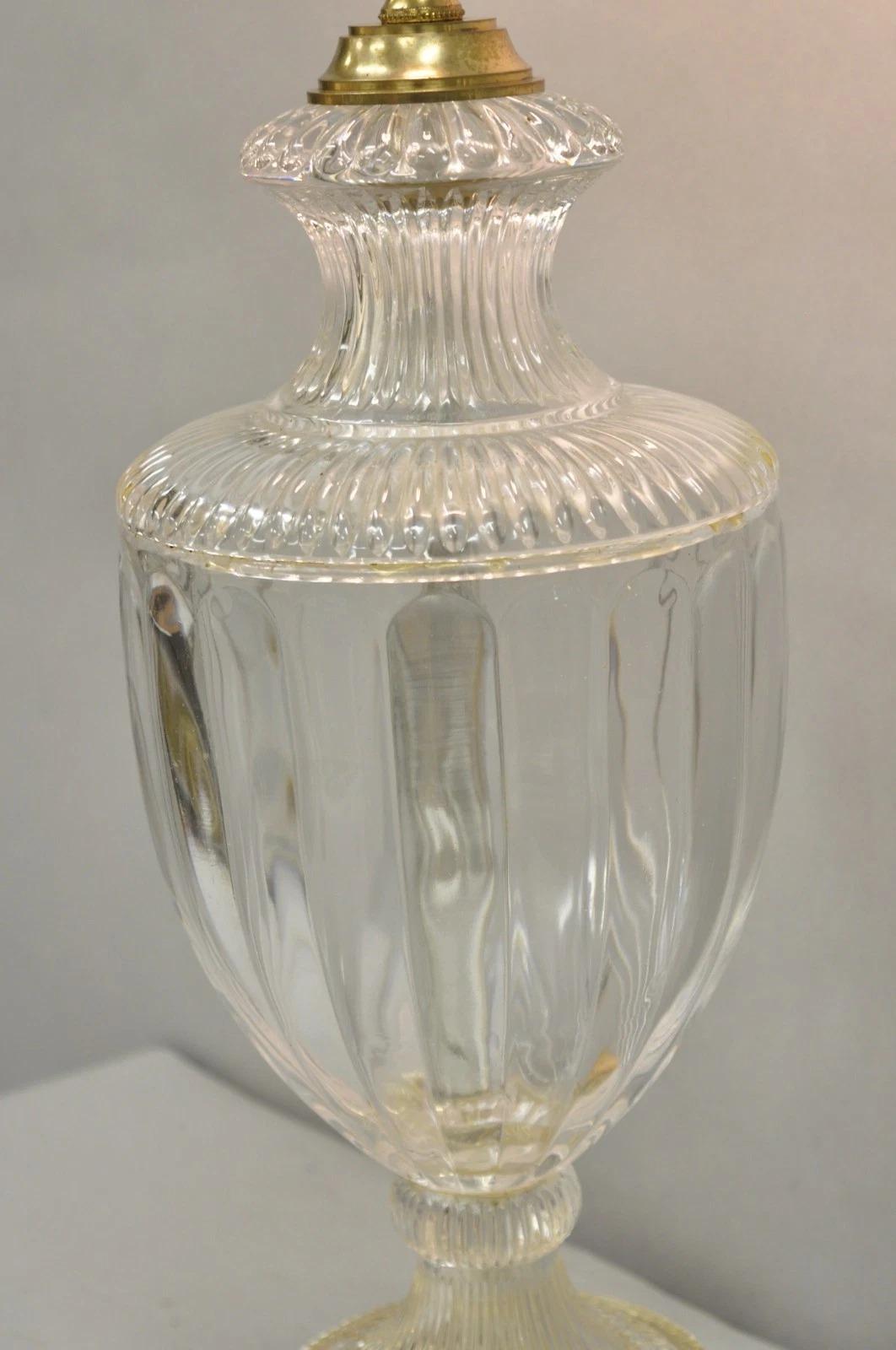 Lámpara de sobremesa de latón con urna de cristal facetado de estilo Imperio francés vintage en Bueno estado para la venta en Philadelphia, PA