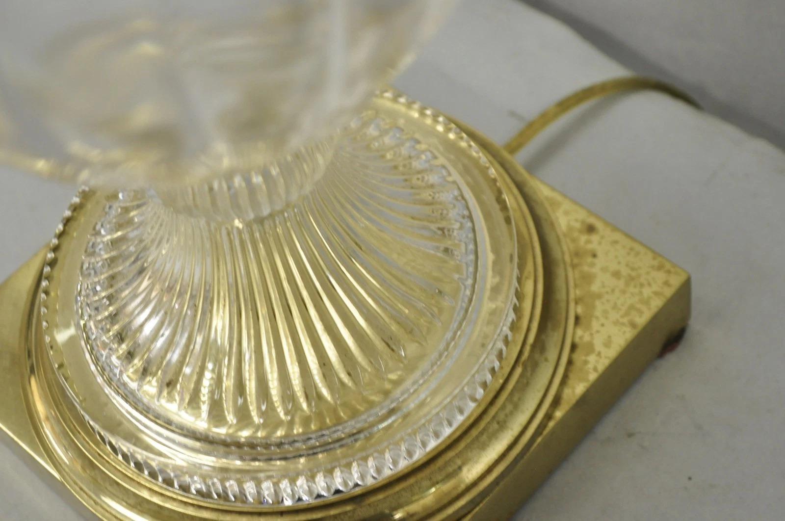 Lámpara de sobremesa de latón con urna de cristal facetado de estilo Imperio francés vintage siglo XX en venta