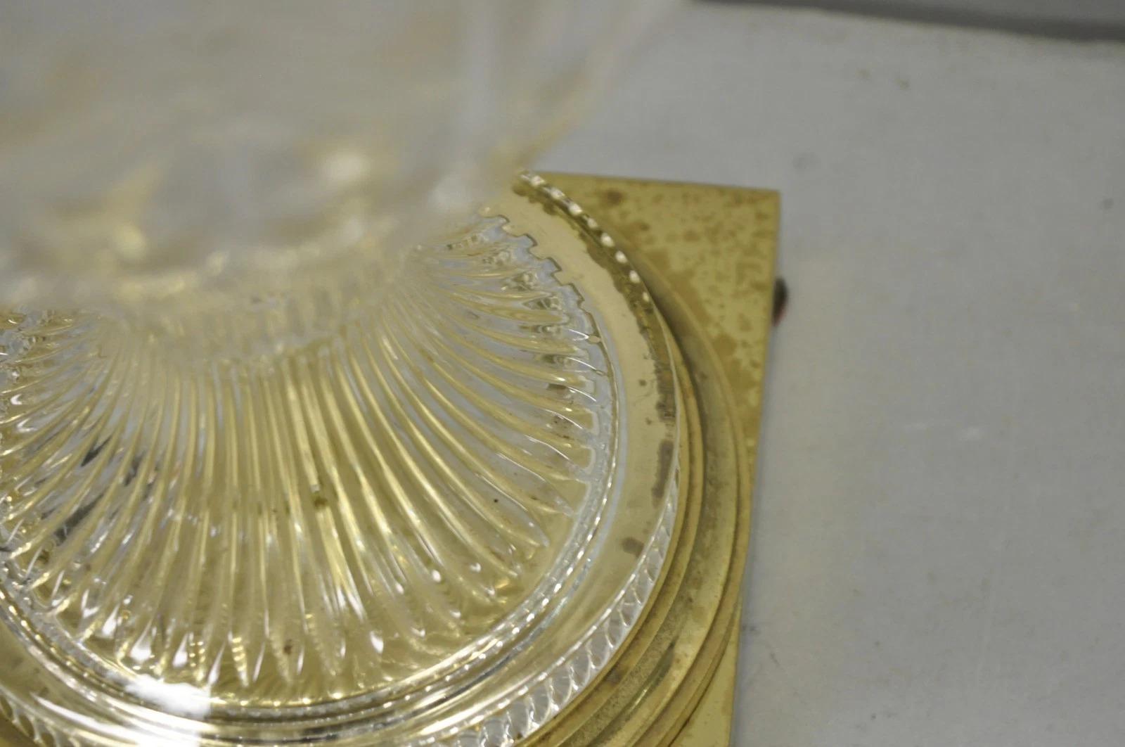 Lámpara de sobremesa de latón con urna de cristal facetado de estilo Imperio francés vintage Latón en venta