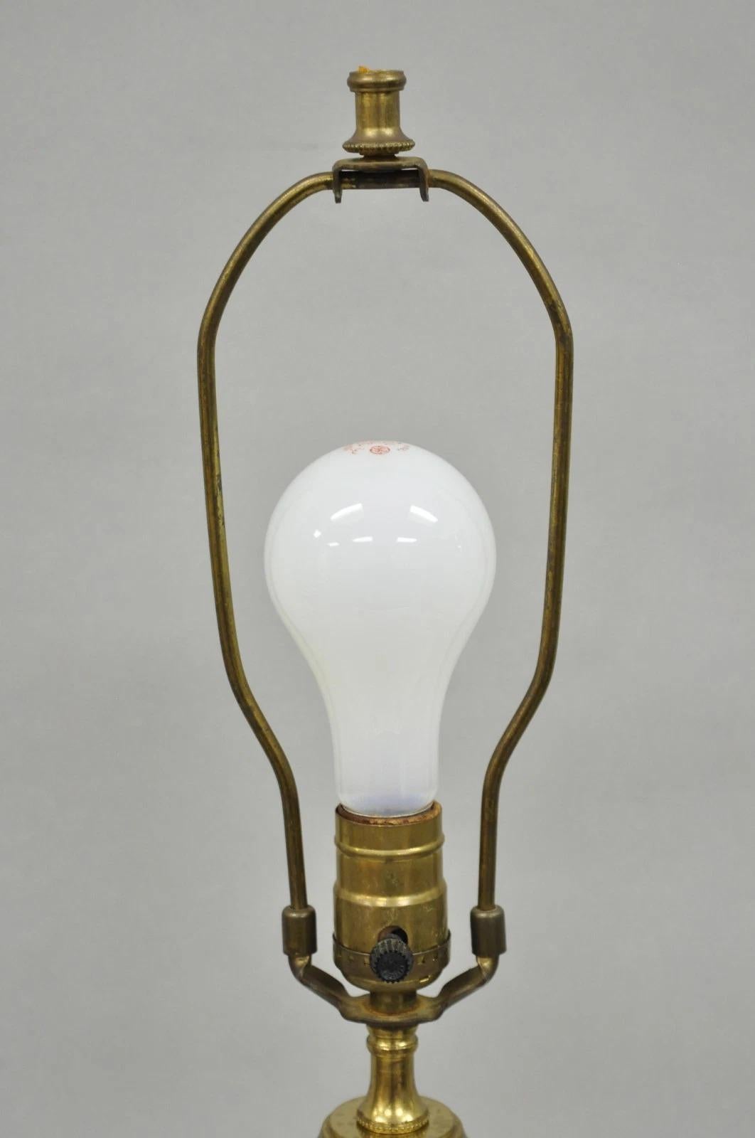 Lámpara de sobremesa de latón con urna de cristal facetado de estilo Imperio francés vintage en venta 1