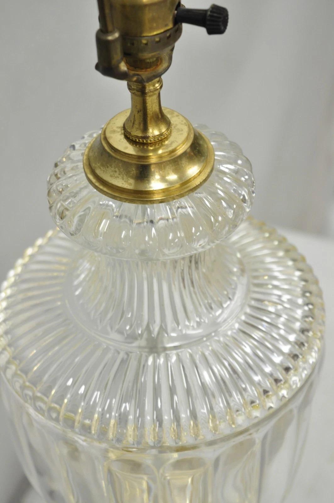Lámpara de sobremesa de latón con urna de cristal facetado de estilo Imperio francés vintage en venta 2