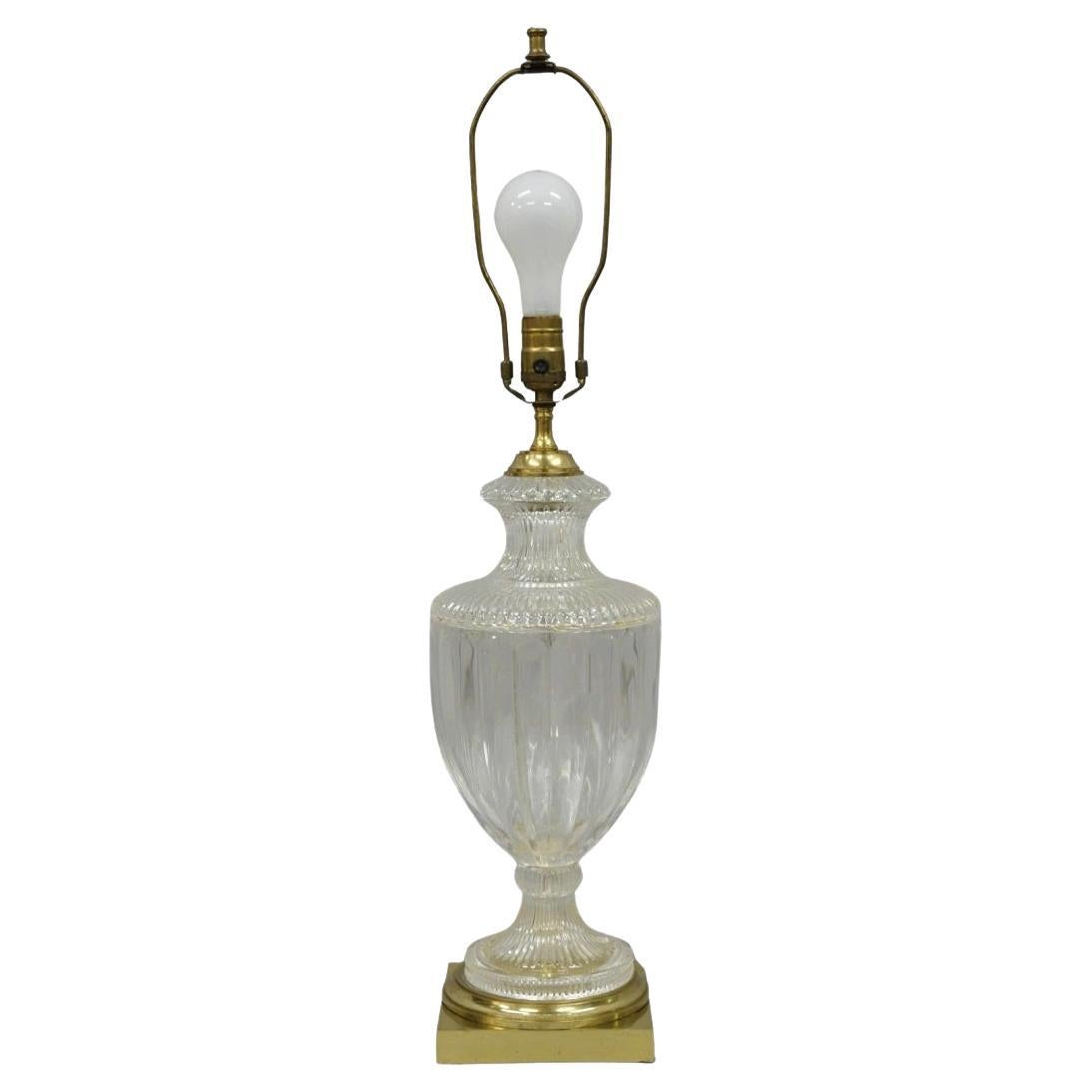 Lámpara de sobremesa de latón con urna de cristal facetado de estilo Imperio francés vintage