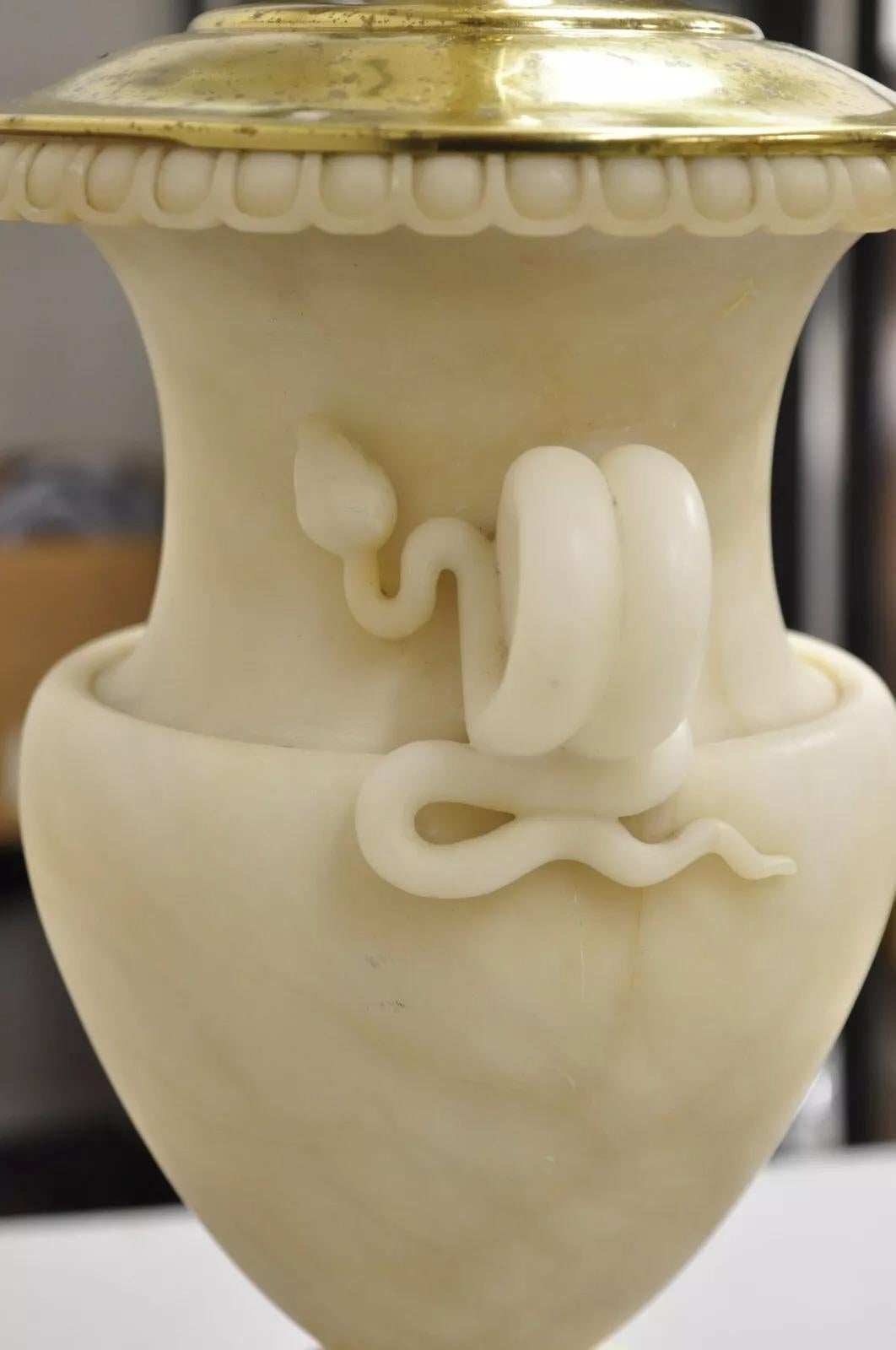 Vintage French Empire Neoclassical Italian Alabaster Marble Urn Table Lamp in vendita 3