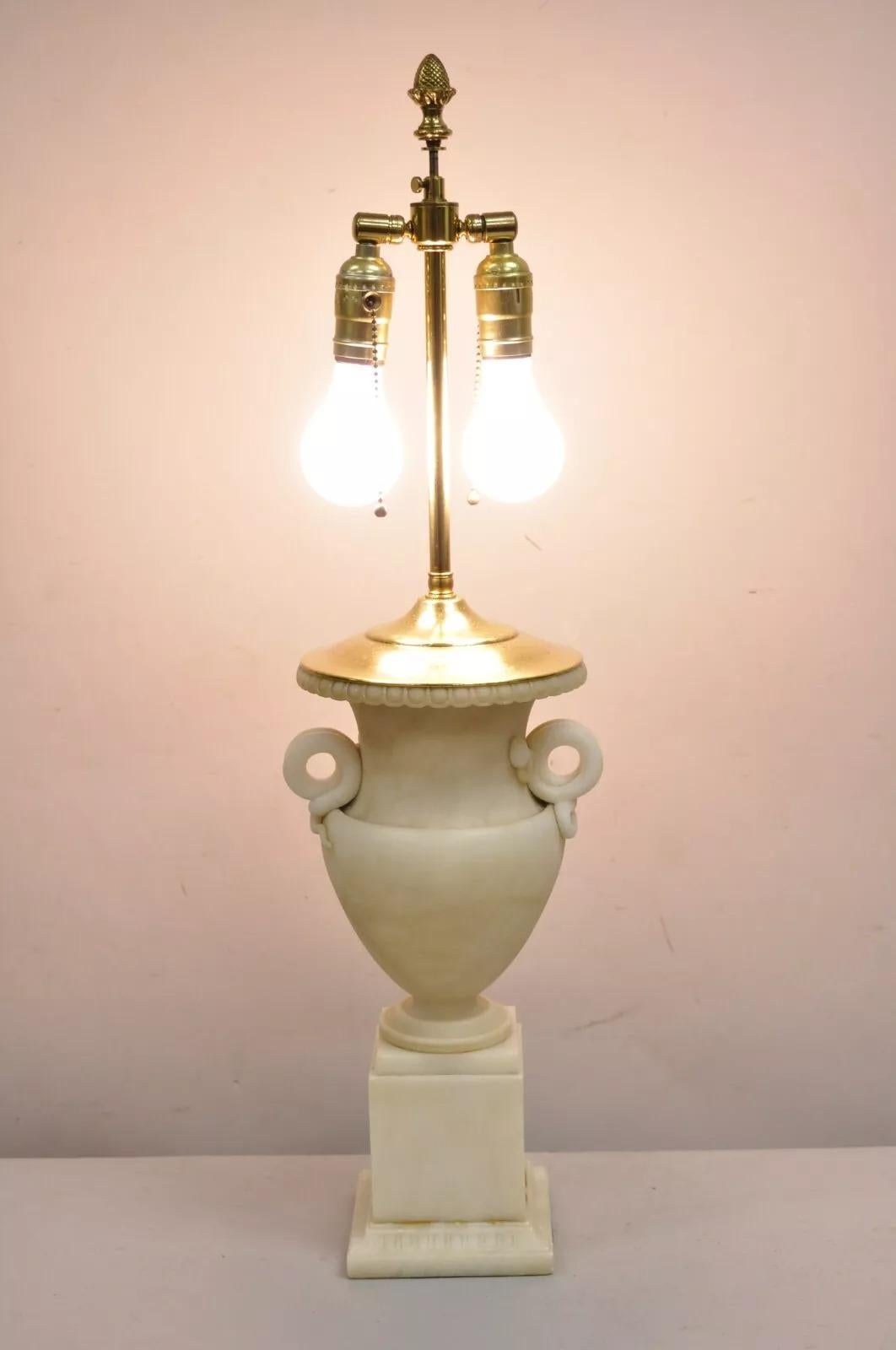 Vintage French Empire Neoclassical Style Italian Alabaster Marble Urn Table Lamp with Carved Serpent Handles. Circa all'inizio del XX secolo. Misure: 29