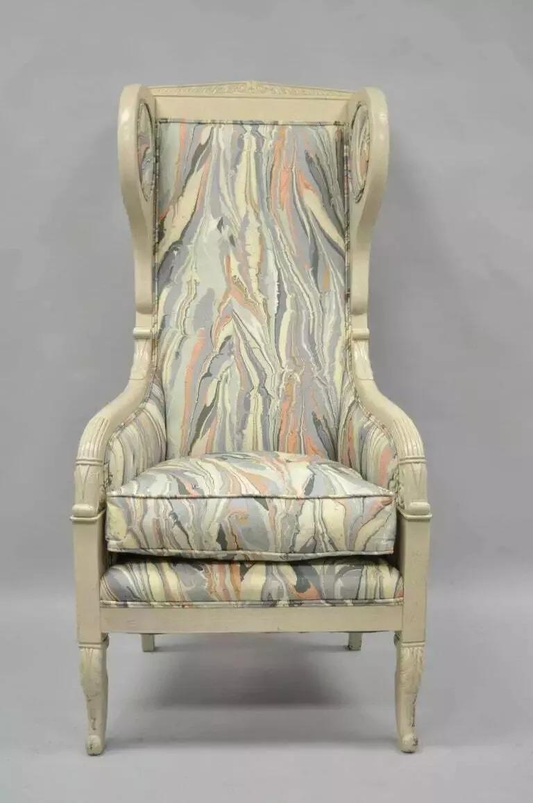 High Back Französisch Empire neoklassischen Stil Marmor Stoff Flügel zurück Sessel. Das Möbelstück zeichnet sich durch einen hohen, geschnitzten Massivholzrahmen, einzigartige gepolsterte Flügel, formschöne Beine, cremefarbenes Distressed-Finish und