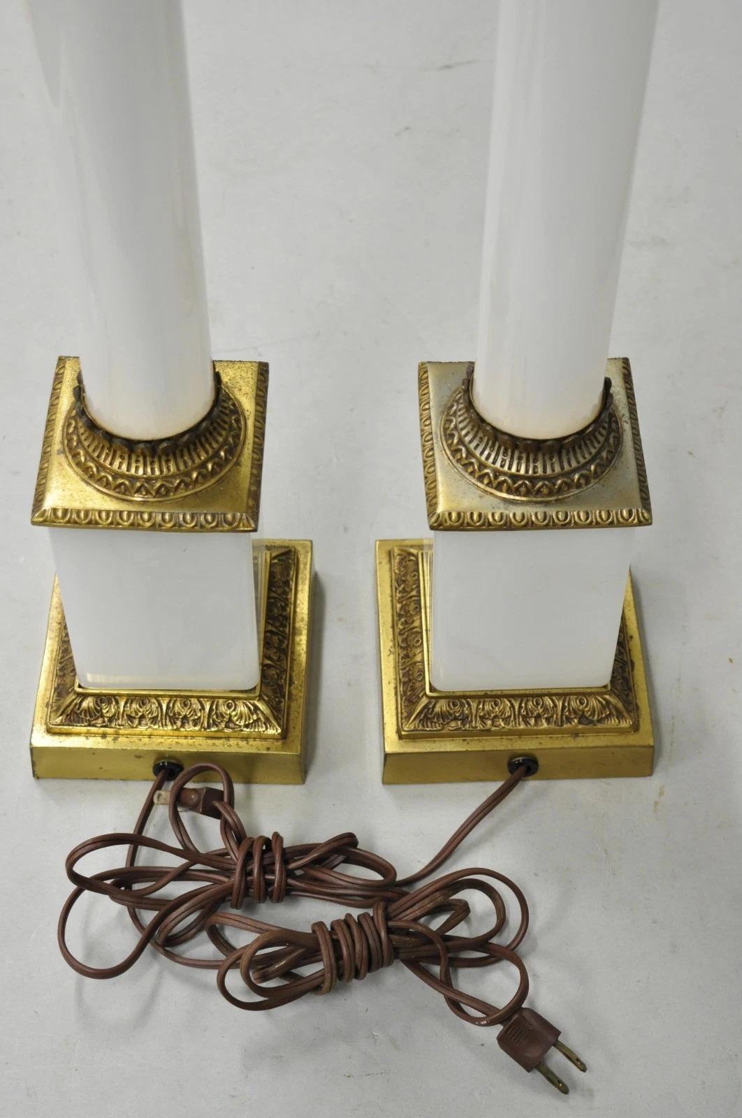 Lampade da tavolo a colonna in vetro lattiginoso bianco impero francese d'epoca - una coppia in vendita 3