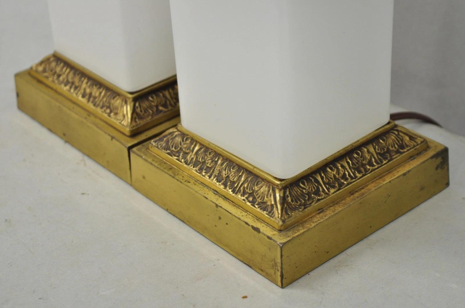 Lampade da tavolo a colonna in vetro lattiginoso bianco impero francese d'epoca - una coppia in vendita 4