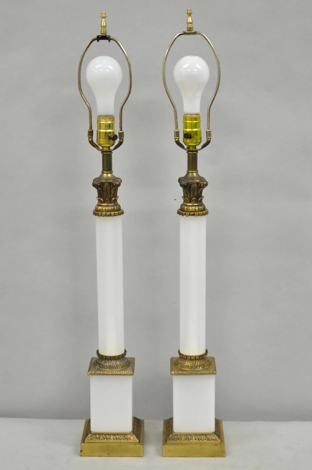 Lampade da tavolo a colonna in vetro lattiginoso bianco impero francese d'epoca - una coppia in vendita 5