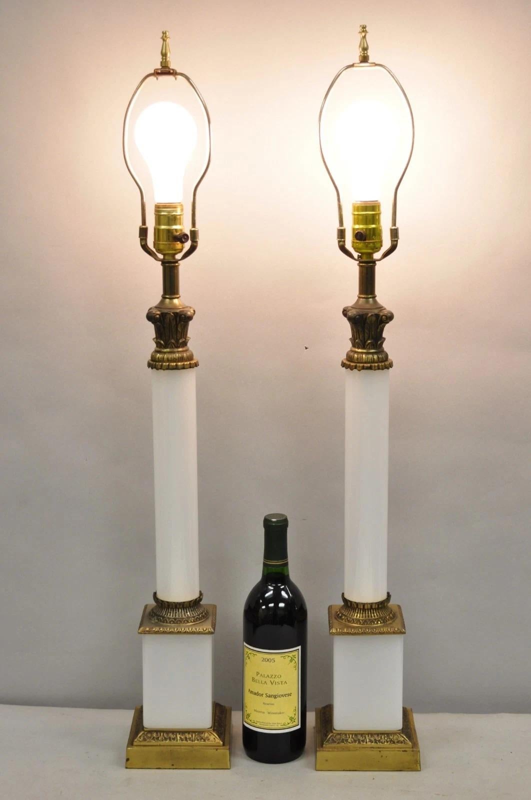 Lampade da tavolo a colonna in vetro lattiginoso bianco impero francese vintage - una coppia. Circa metà del XX secolo. Misure: 33