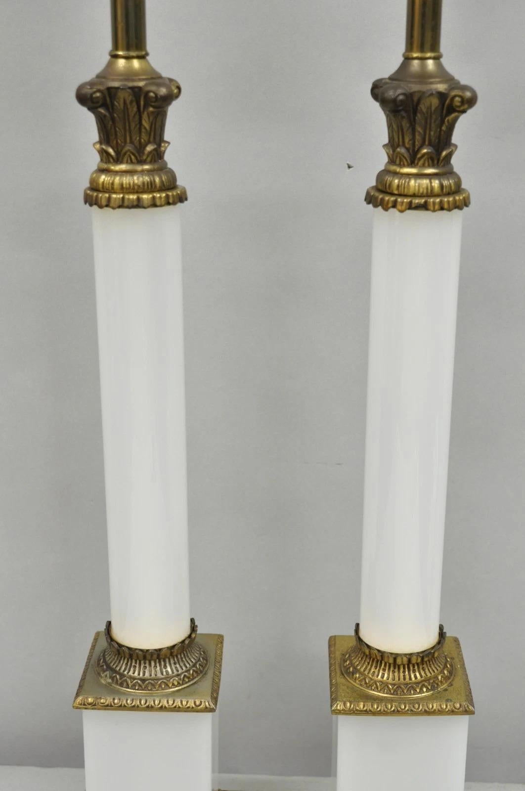Stile impero Lampade da tavolo a colonna in vetro lattiginoso bianco impero francese d'epoca - una coppia in vendita