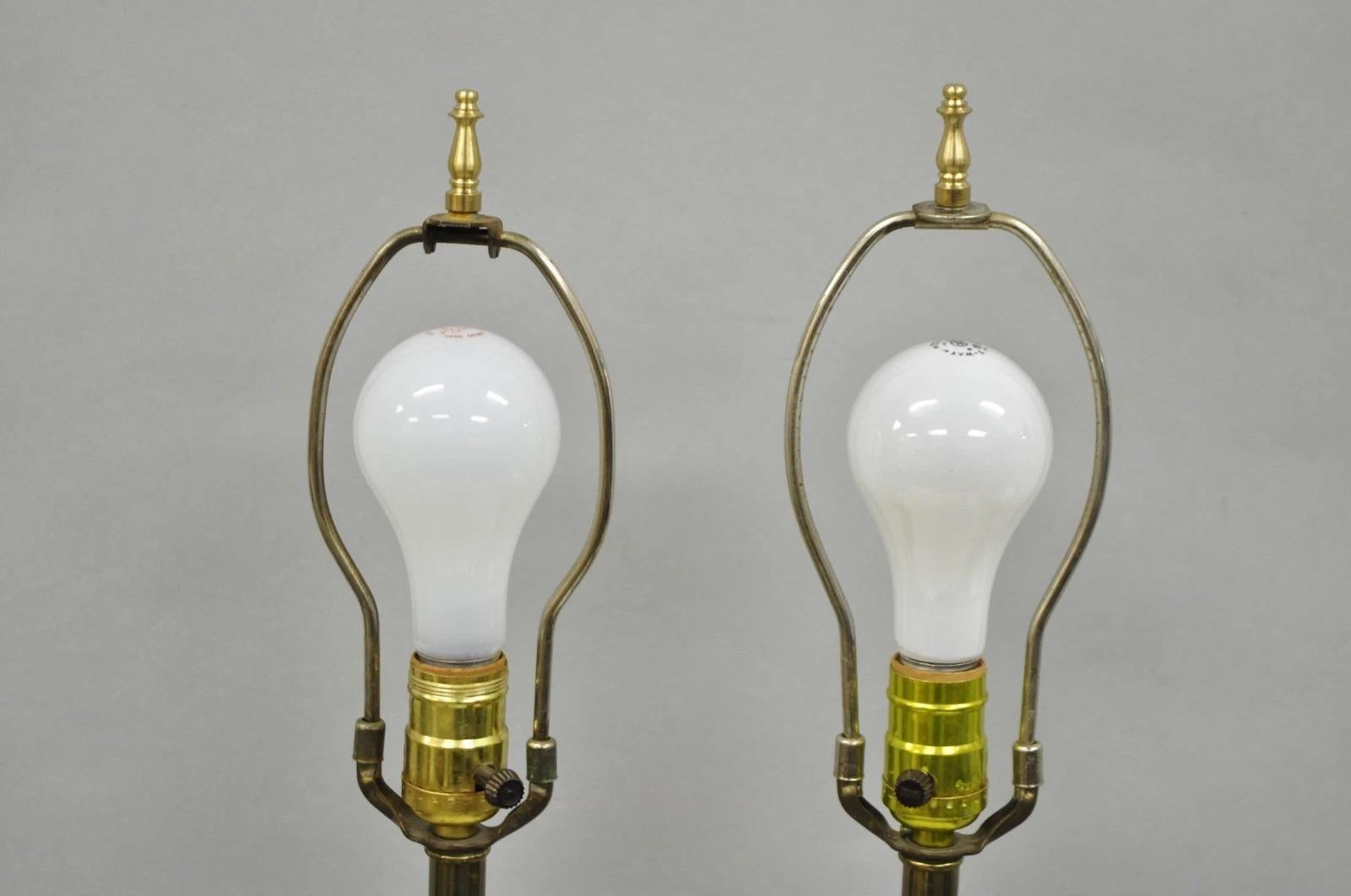 Sconosciuto Lampade da tavolo a colonna in vetro lattiginoso bianco impero francese d'epoca - una coppia in vendita