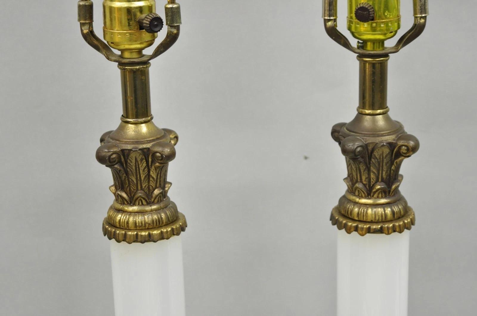 Lampade da tavolo a colonna in vetro lattiginoso bianco impero francese d'epoca - una coppia In condizioni buone in vendita a Philadelphia, PA