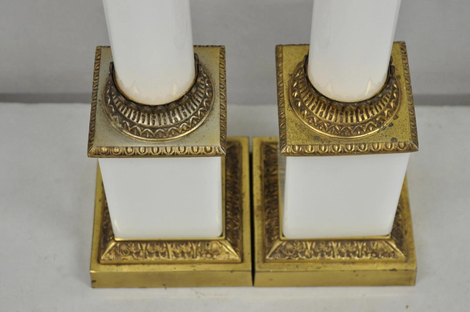 XX secolo Lampade da tavolo a colonna in vetro lattiginoso bianco impero francese d'epoca - una coppia in vendita