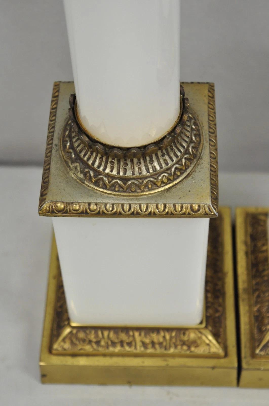 Vetro Lampade da tavolo a colonna in vetro lattiginoso bianco impero francese d'epoca - una coppia in vendita