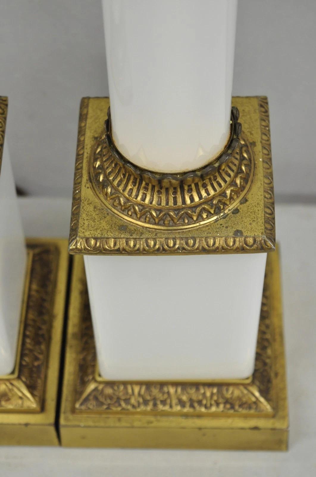 Lampade da tavolo a colonna in vetro lattiginoso bianco impero francese d'epoca - una coppia in vendita 1