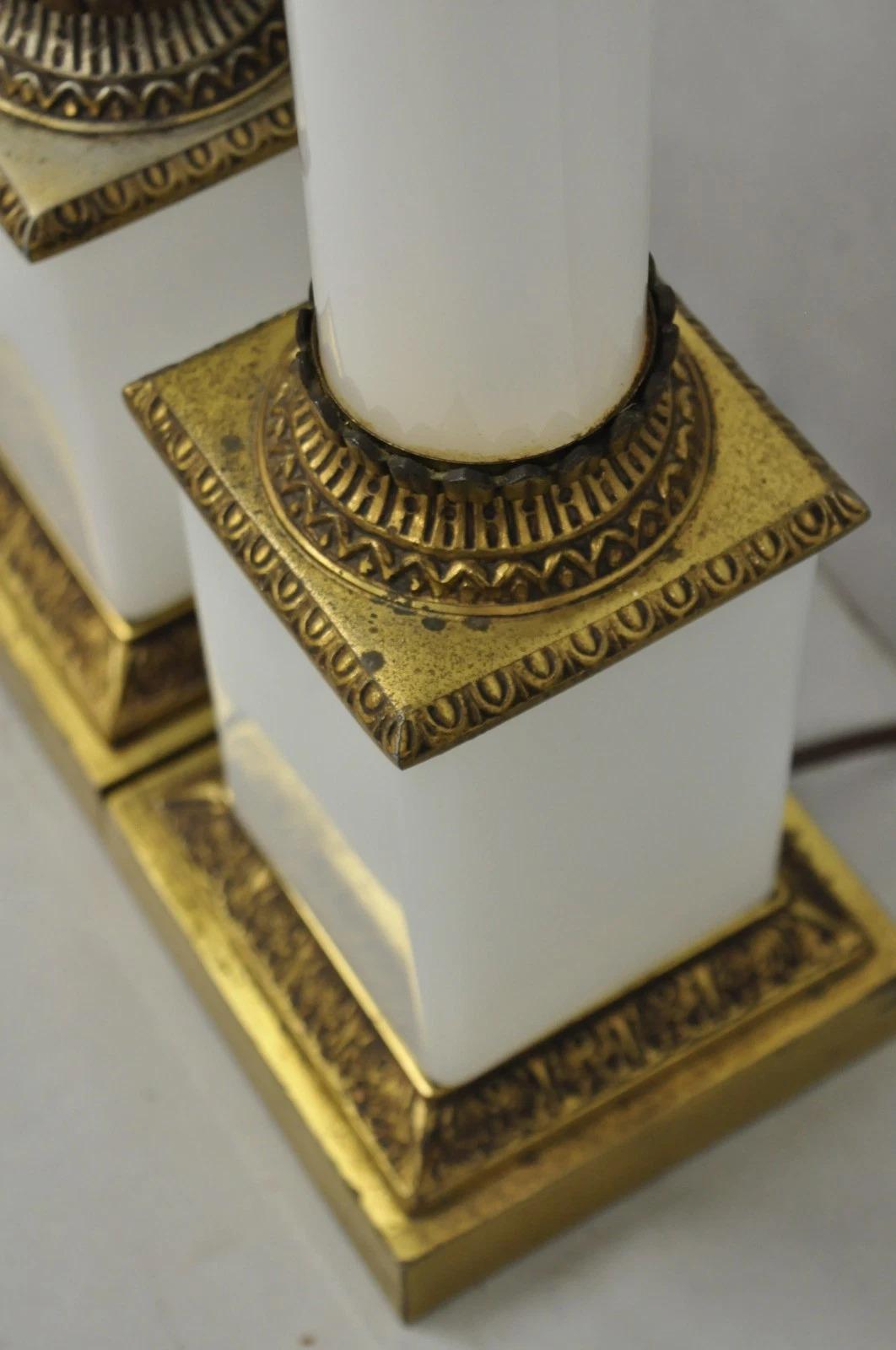 Lampade da tavolo a colonna in vetro lattiginoso bianco impero francese d'epoca - una coppia in vendita 2