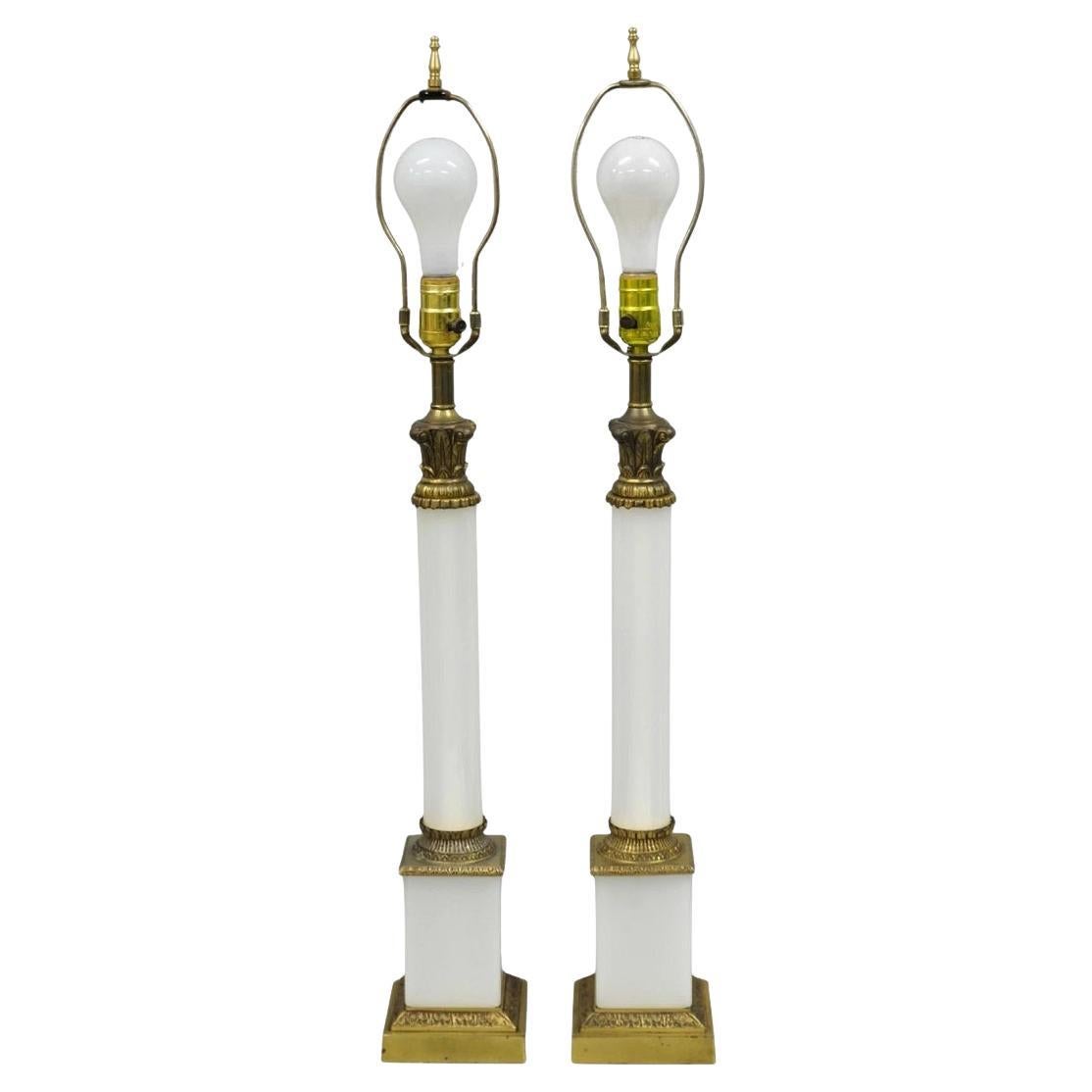 Lampade da tavolo a colonna in vetro lattiginoso bianco impero francese d'epoca - una coppia in vendita