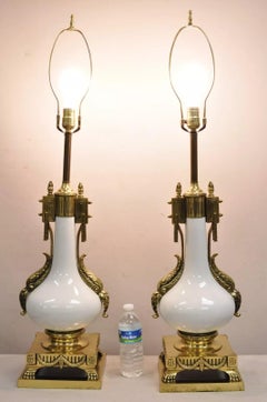 Vintage Impero Francese Neoclassico Porcellana Bianca Ottone Ormolu Lampada da Tavolo Coppia