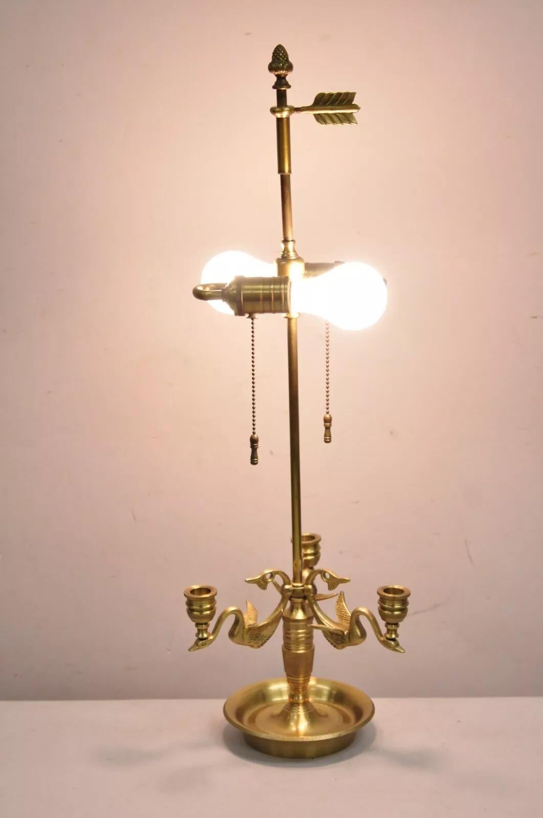 Lampada da scrivania vintage in stile Impero francese Regency a triplo candelabro Bouillotte di Wildwood Lamps. Circa alla fine del XX secolo. Misure: 27