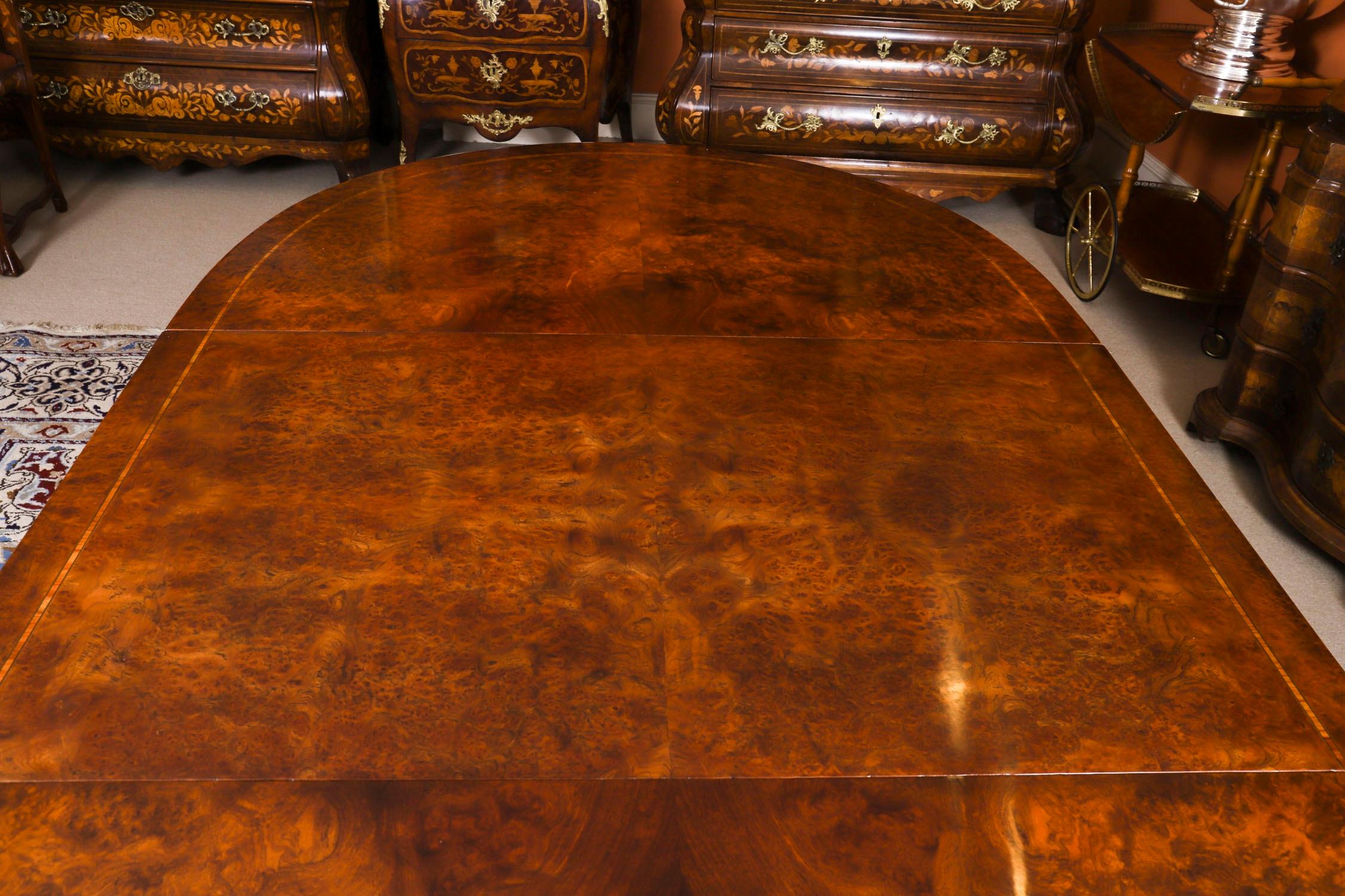 Vintage Französisch Empire Revival Burr Walnuss Esstisch & 6 Stühle 20. im Angebot 4