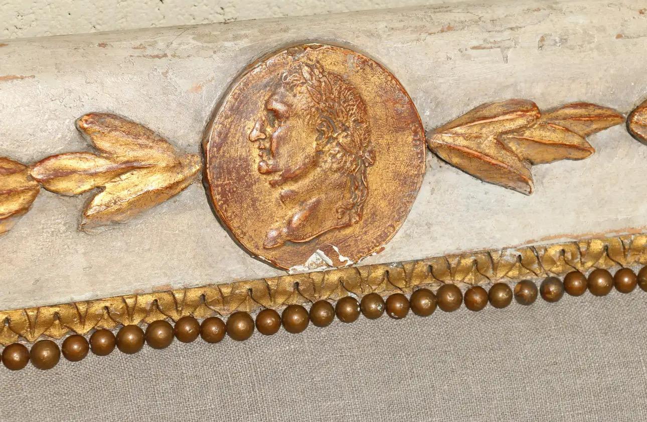 Lino Divano impero francese vintage con braccioli a cigno intagliati in vendita