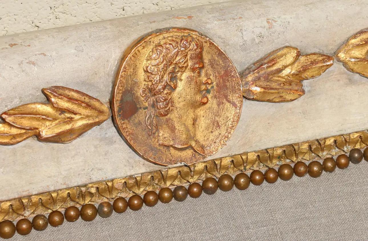 Divano impero francese vintage con braccioli a cigno intagliati in vendita 1