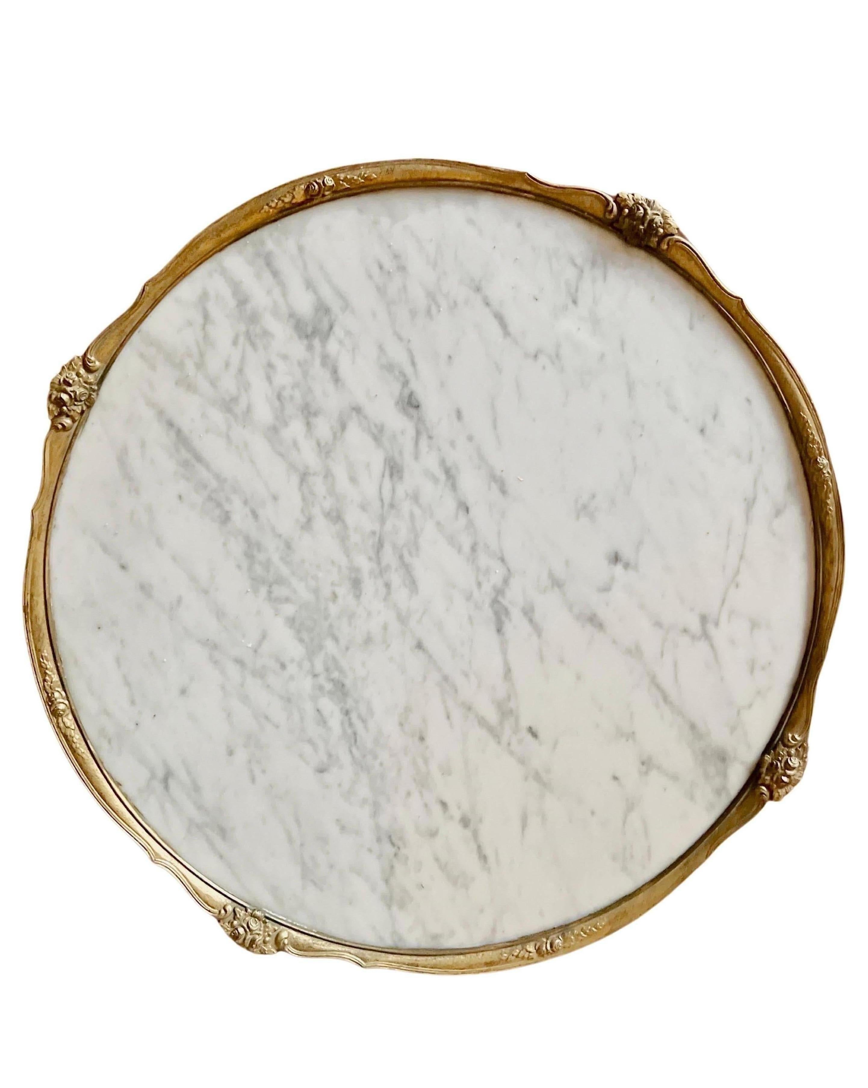 Französischer Empire-Couchtisch oder Beistelltisch aus massivem Messing und Carrara-Marmorplatte (Mitte des 20. Jahrhunderts) im Angebot