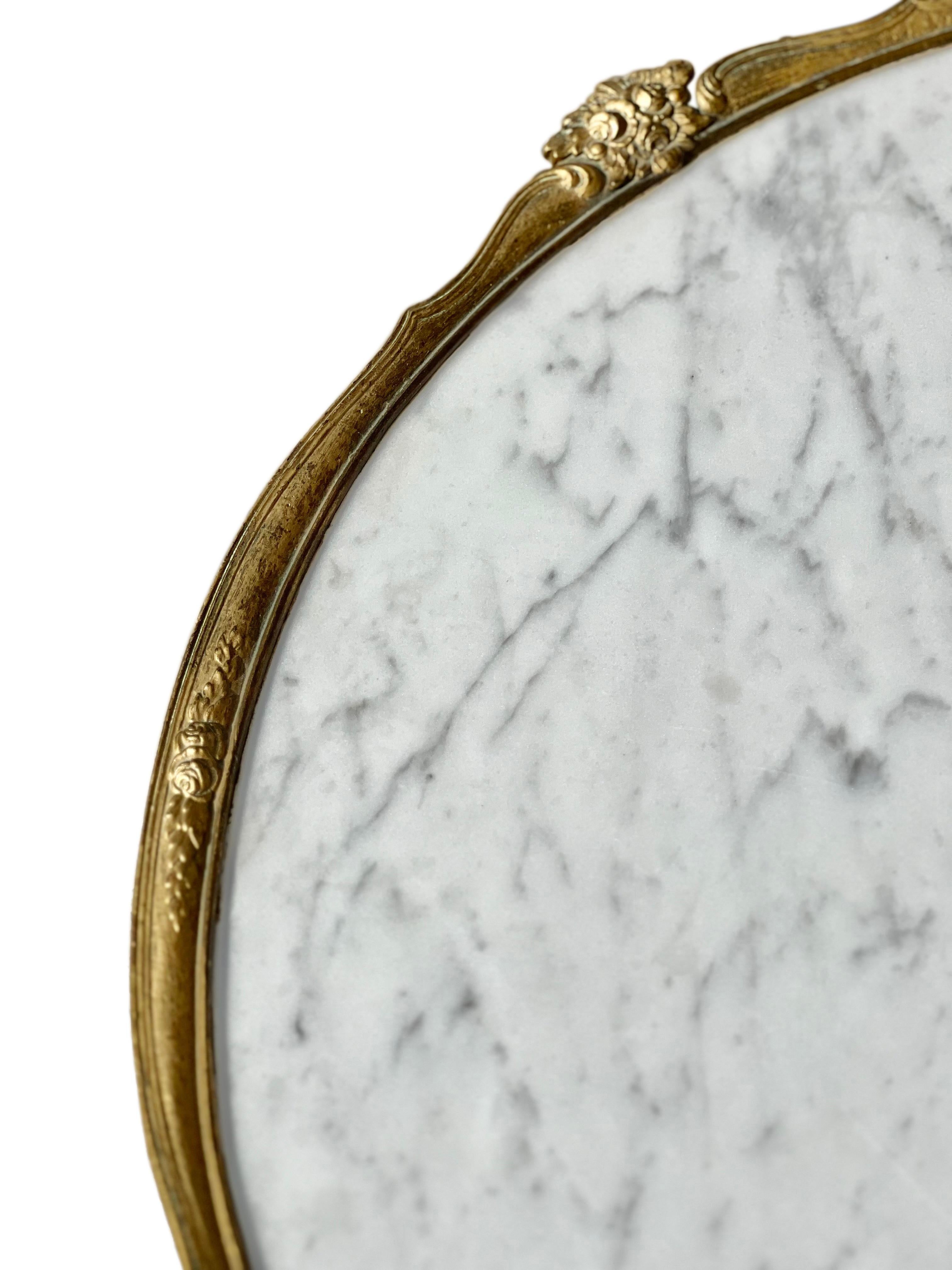 Französischer Empire-Couchtisch oder Beistelltisch aus massivem Messing und Carrara-Marmorplatte im Angebot 1