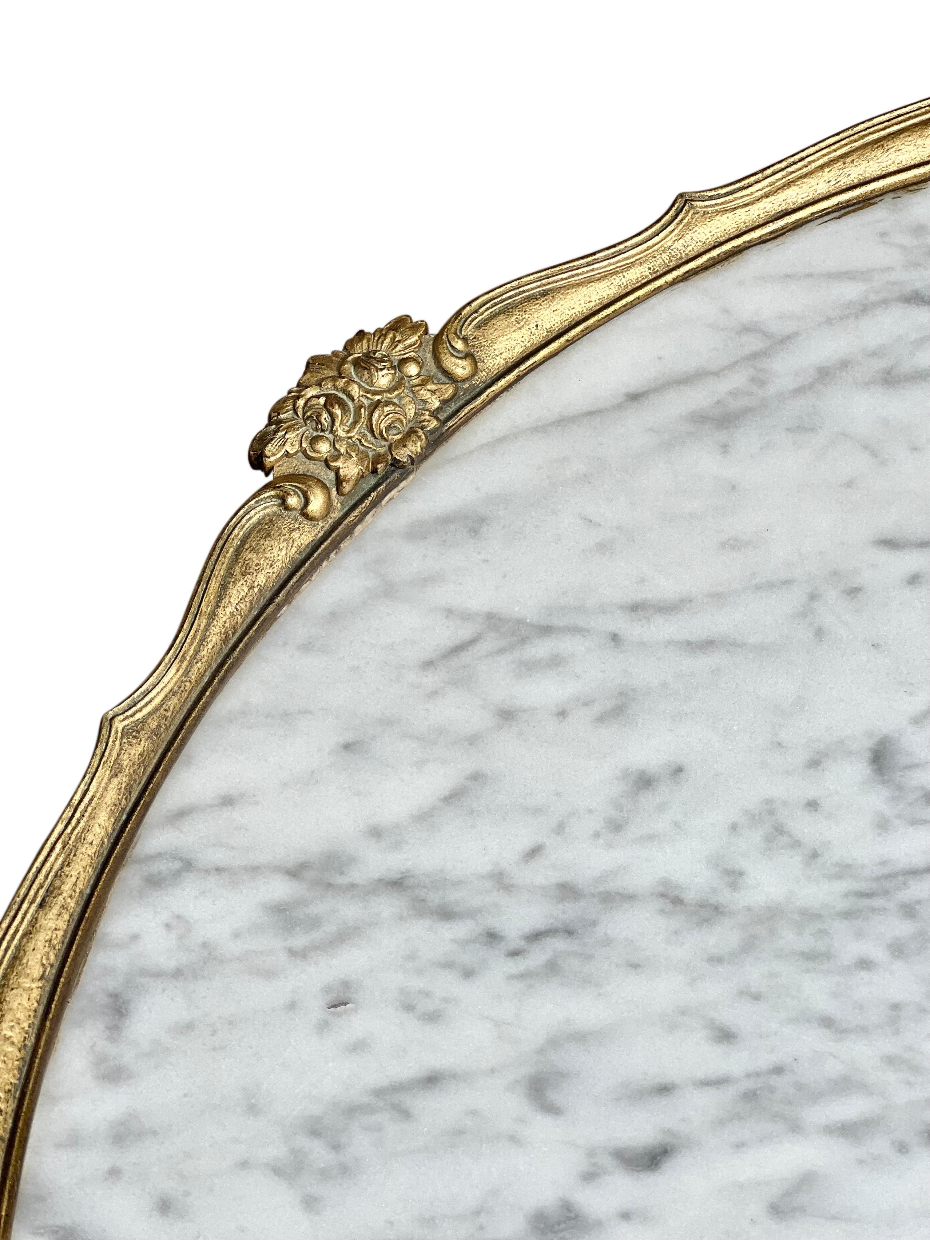 Französischer Empire-Couchtisch oder Beistelltisch aus massivem Messing und Carrara-Marmorplatte im Angebot 2